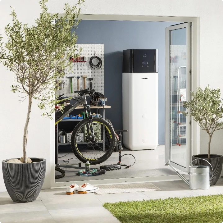 Daikin värmepump i garage med cyklar och verktygstavla